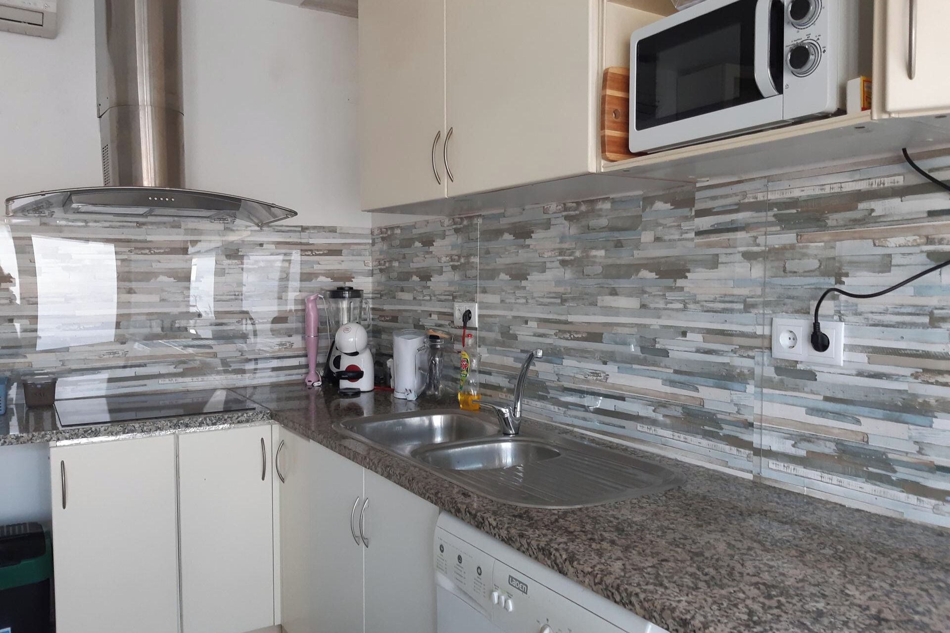 ثلاجة، ميكروويف، فرن، موقد طهي مسطح