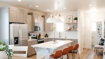 Een koelkast, een magnetron, een oven, een kookplaat