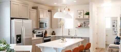 Een koelkast, een magnetron, een oven, een kookplaat