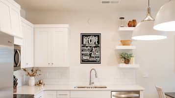 Réfrigérateur, micro-ondes, four, plaque de cuisson