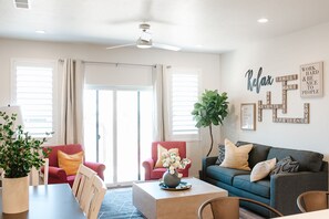TV - 🎮 Game Getaway Near Zion – Spacious Retreat Packed with Fun, Comfort, and Entertainment for All (Washington)