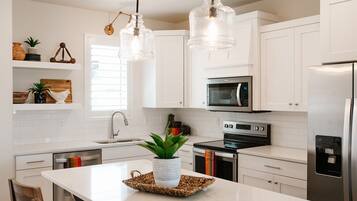 KĂŒhlschrank, Mikrowelle, Ofen, Herdplatte