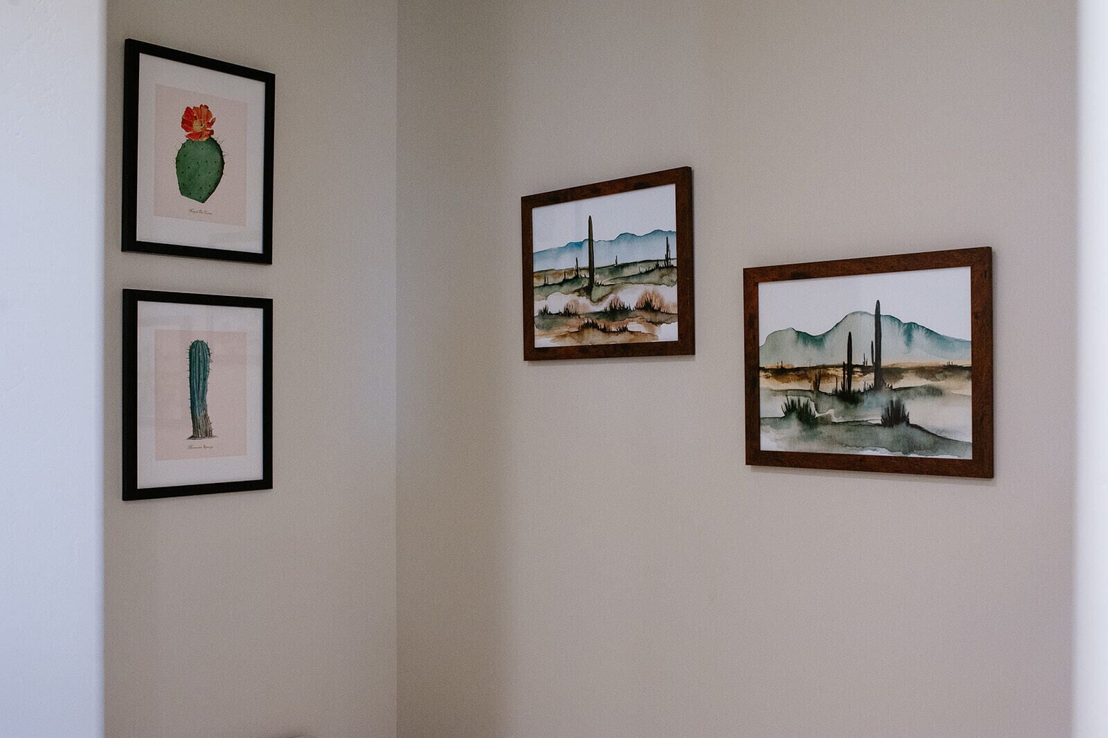 Tres obras de arte enmarcadas en una pared.