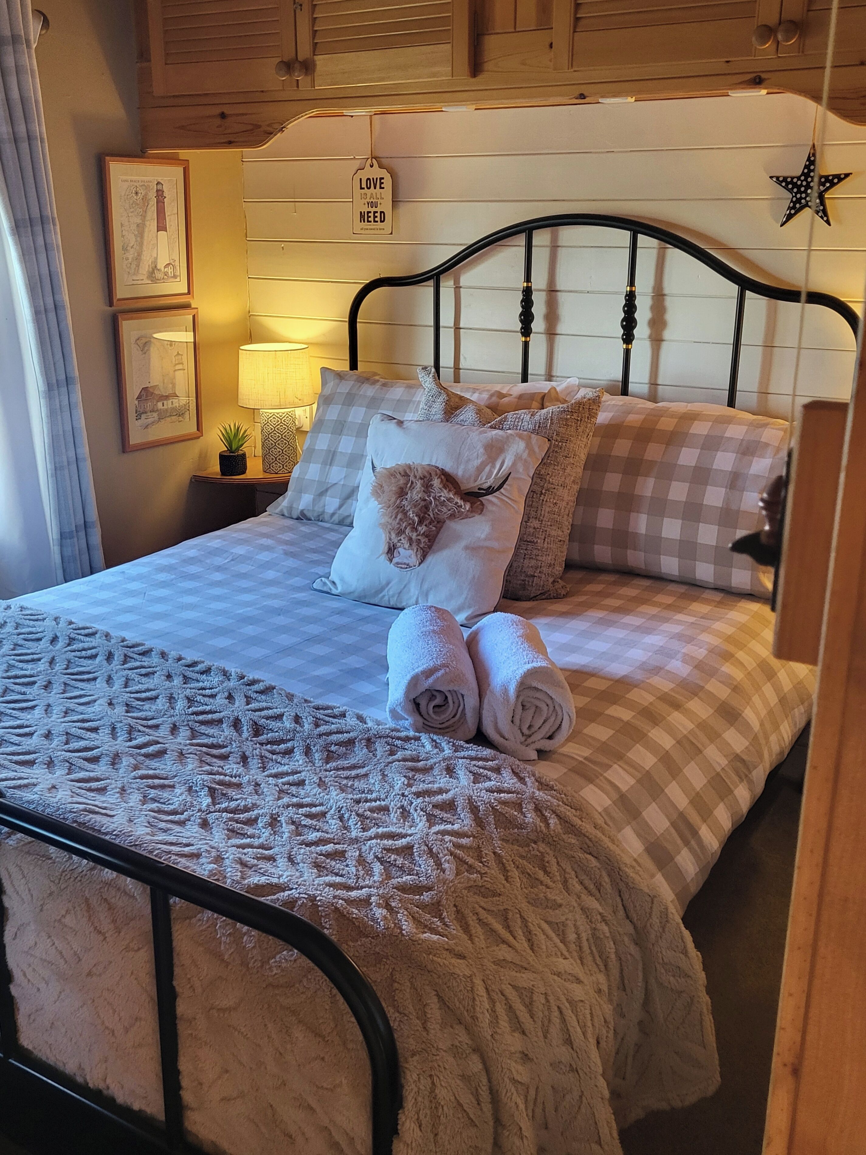 1 bedroom, bed sheets