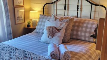 1 bedroom, bed sheets