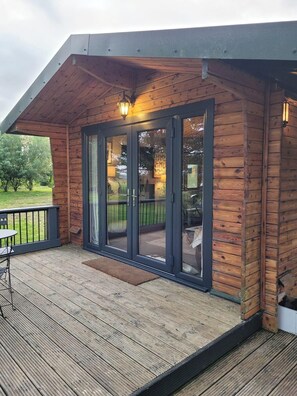 Exterior detail - Cosy wood cabin in rural area near national park (Cumnock)