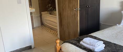 2 chambres, fer et planche à repasser, Wi-Fi, draps fournis