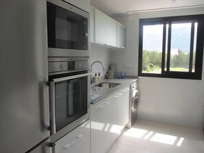 Køleskab, mikrobølgeovn, ovn, kogeplade