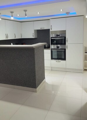 Fridge, microwave, oven, stovetop - Lovely 2-Bed Apartment in Coventry (Coventry)