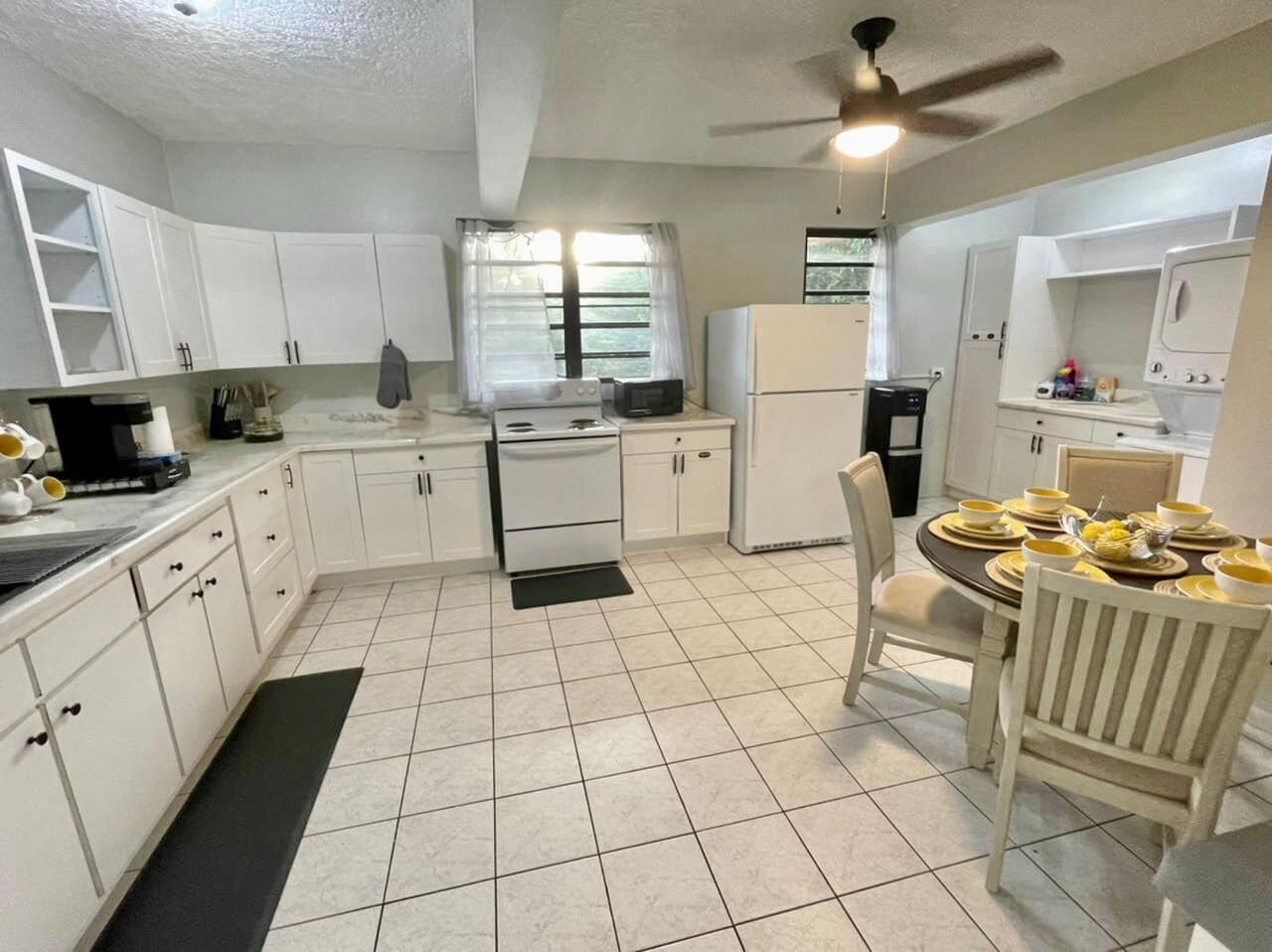 Kjøleskap, mikrobølgeovn, ovn og kokeplater