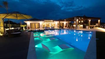 Piscine extérieure, piscine chauffée