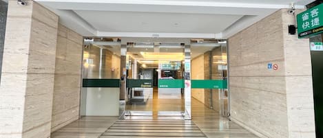 Vista frontal de la propiedad