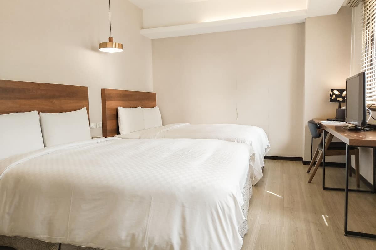 Habitación cuádruple Deluxe | Escritorio, espacio para trabajar con laptop y insonorización
