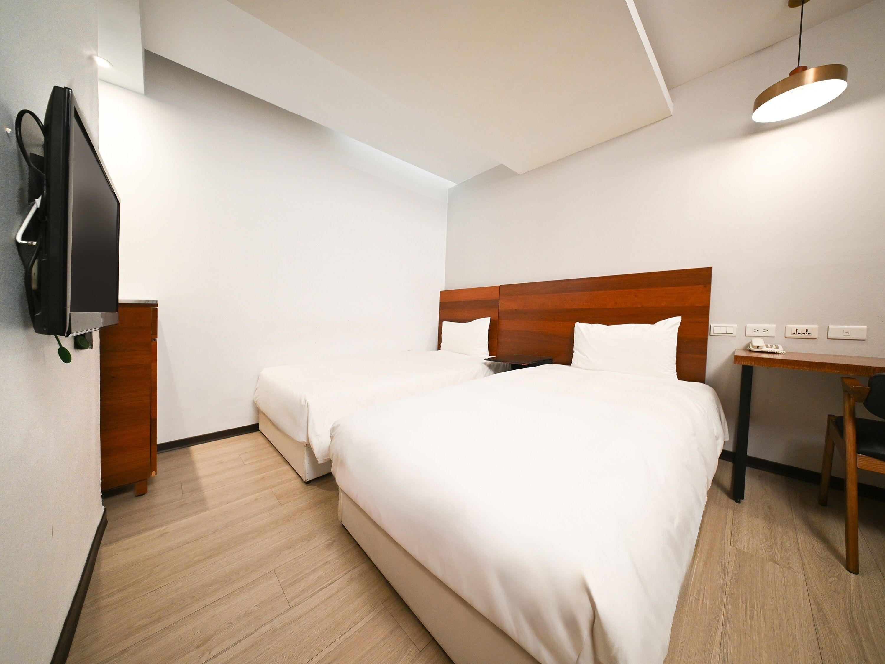 Standard Twin Room, No Windows | Desk, laptop workspace, soundproofing, WiFi (free)