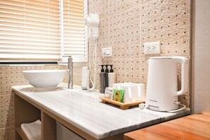 Deluxe Quadruple Room | Bathroom | Shower, rainfall showerhead, hair dryer, towels - CHECK inn Express Taipei Station (Taipei)