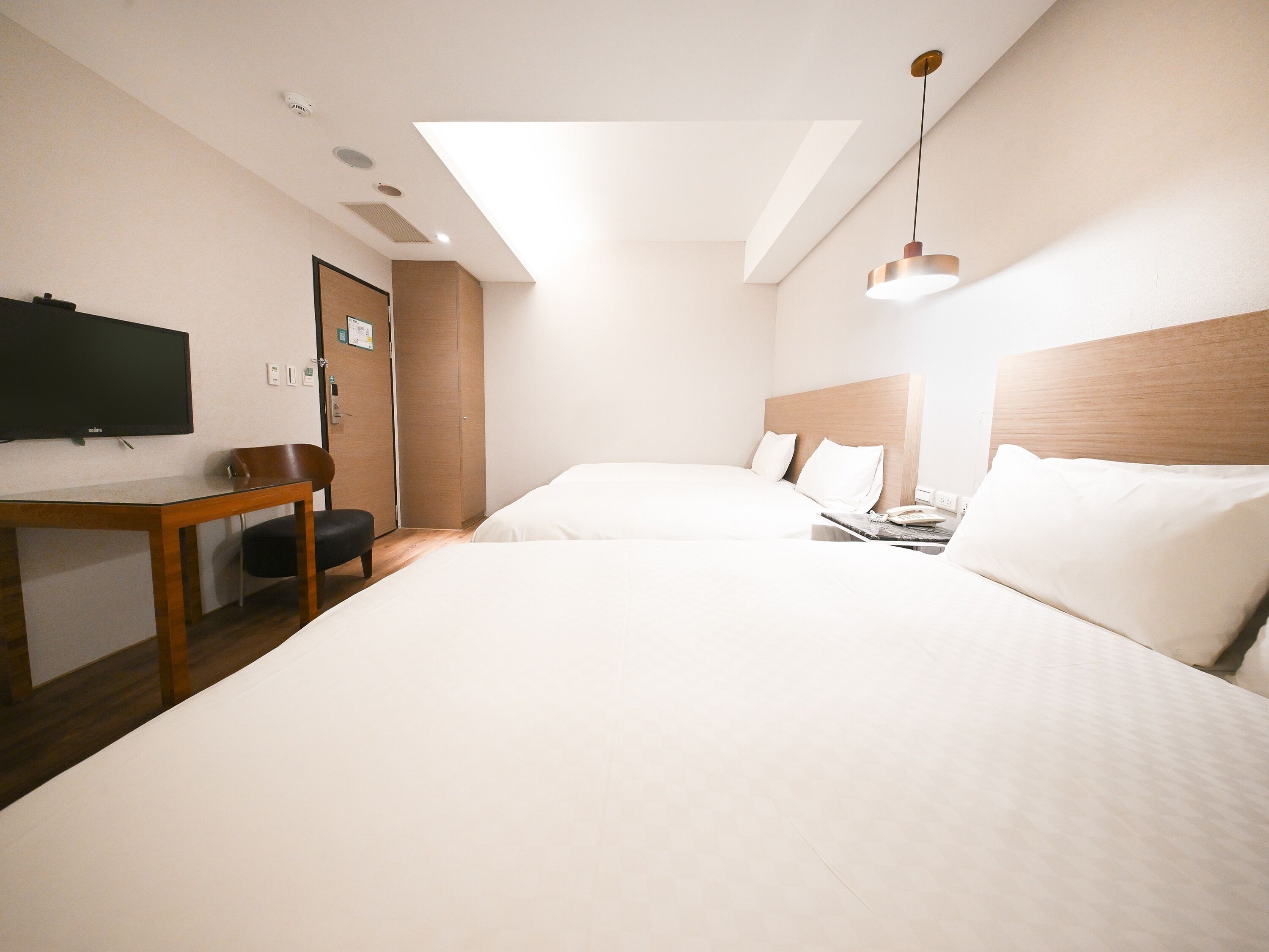 Deluxe Quadruple Room | Desk, laptop workspace, soundproofing, WiFi (free)