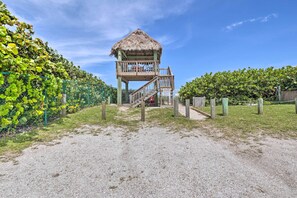 Property grounds - Boat Lovers Paradise: Walk to Private Beach! (Jensen Beach)