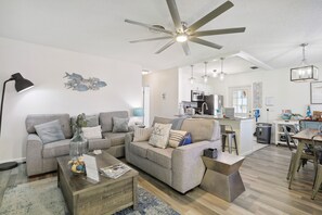 TV, books - Boat Lovers Paradise: Walk to Private Beach! (Jensen Beach)