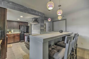Réfrigérateur, micro-ondes, plaque de cuisson, lave-vaisselle