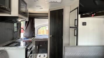 Kühlschrank, Mikrowelle, Ofen, Kochgeschirr/Geschirr/Besteck