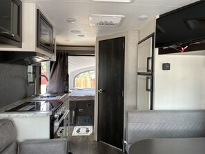 Kühlschrank, Mikrowelle, Ofen, Kochgeschirr/Geschirr/Besteck