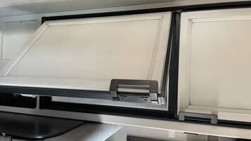 Kühlschrank, Mikrowelle, Ofen, Kochgeschirr/Geschirr/Besteck