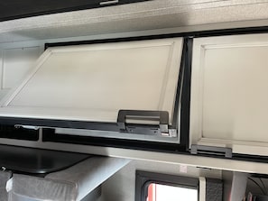 Kühlschrank, Mikrowelle, Ofen, Kochgeschirr/Geschirr/Besteck