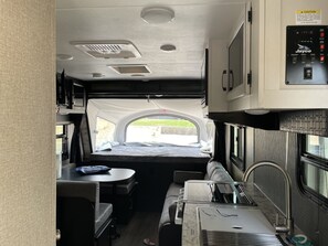 Kühlschrank, Mikrowelle, Ofen, Kochgeschirr/Geschirr/Besteck