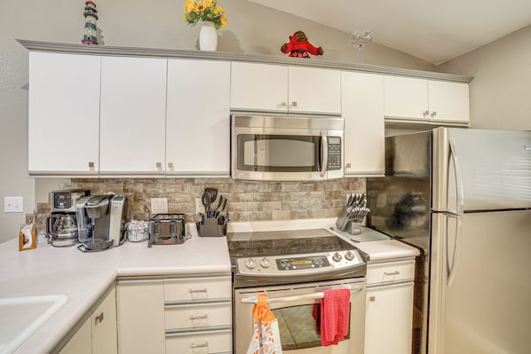 Fridge, microwave, stovetop, dishwasher