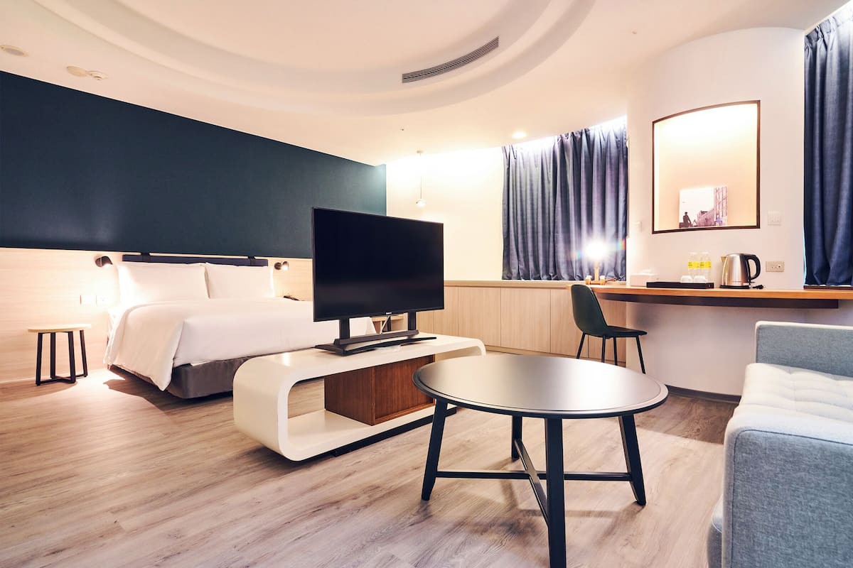 Deluxe Suite | 1 bedroom, desk, laptop workspace, soundproofing