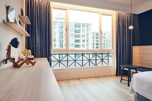 Habitaci ón cuádruple Deluxe | Escritorio, espacio para trabajar con laptop y insonorización 