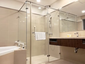 Suite Deluxe | Bagno | Vasca e doccia separate, soffione a pioggia, asciugacapelli, asciugamani