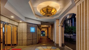 A hotel corridor with a patterned floor, a red carpet, and a sign indicating a selection option. - CHECK inn Select Taipei Nangang (Taipei)
