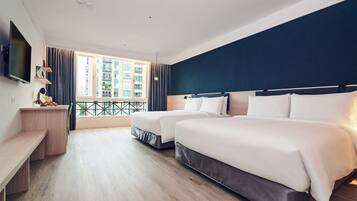 Habitación cuádruple Deluxe | Escritorio, espacio para trabajar con laptop y insonorización