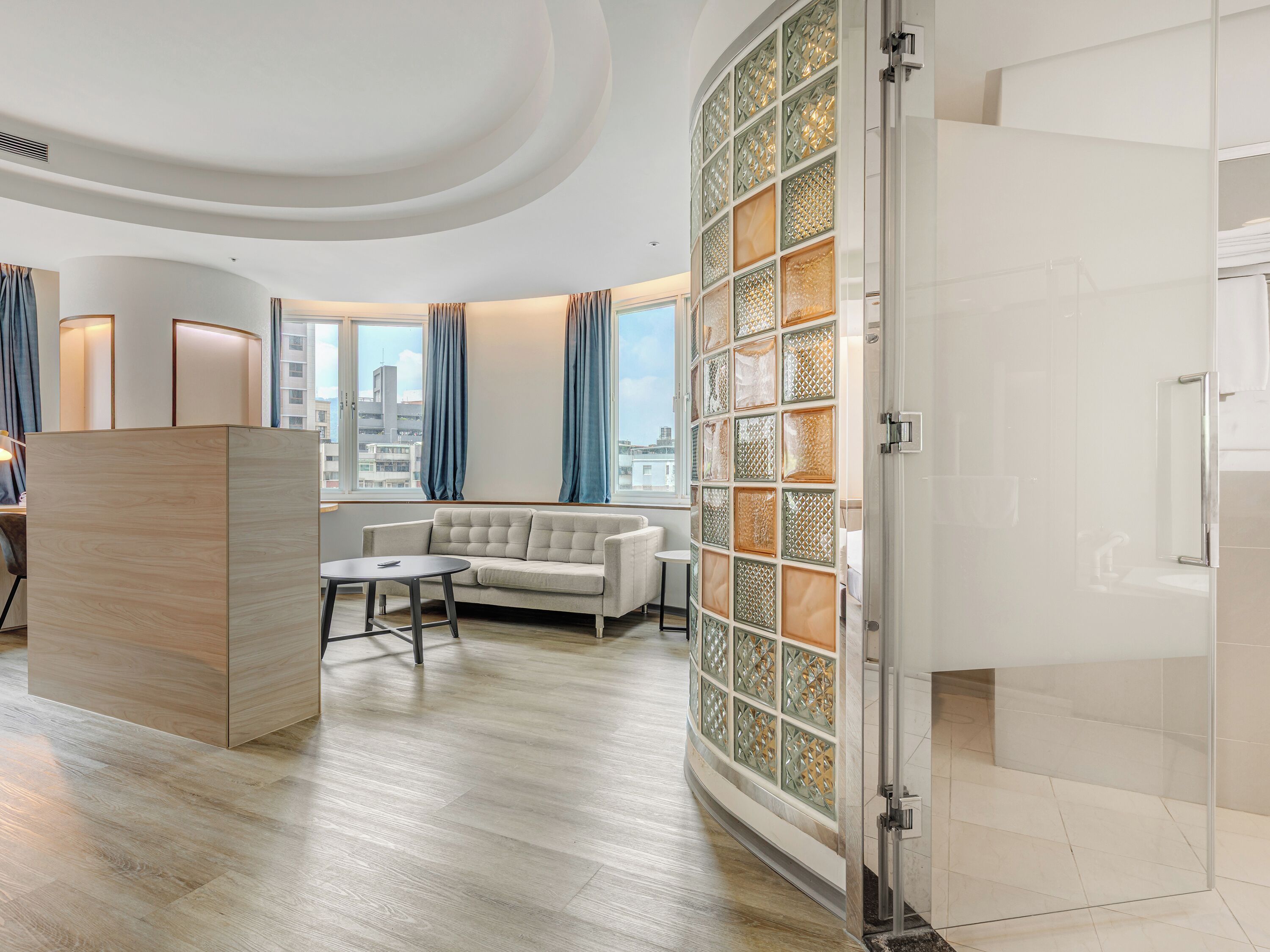 Deluxe Suite | Desk, laptop workspace, soundproofing, WiFi (free)
