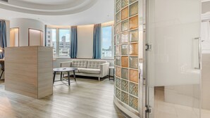 Suite Deluxe | Una scrivania, postazione laptop, insonorizzazione, Wi-Fi gratuito