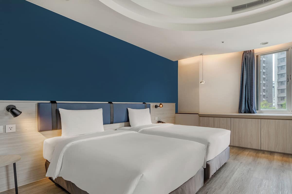 Deluxe Suite | Desk, laptop workspace, soundproofing, WiFi (free)
