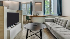 Suite Deluxe | Una scrivania, postazione laptop, insonorizzazione, Wi-Fi gratuito