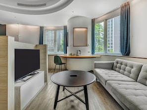 Suite – deluxe | Skrivebord, skrivebord for bærbar PC, lydisolert og wi-fi (inkludert)