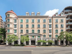 A multi-story hotel with a classical facade, a central entrance, and a red dome on the left. - CHECK inn Select Taipei Nangang (Taipei)
