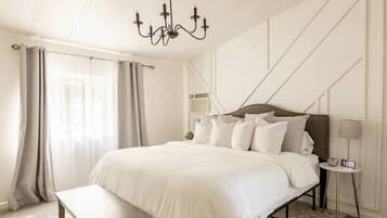 2 chambres, bureau, fer et planche à repasser, lit de bébé portatif