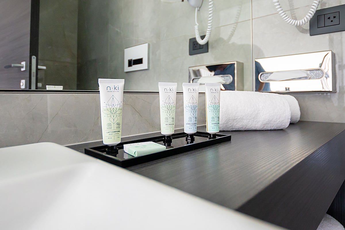 shower, rainfall showerhead, free toiletries, hair dryer