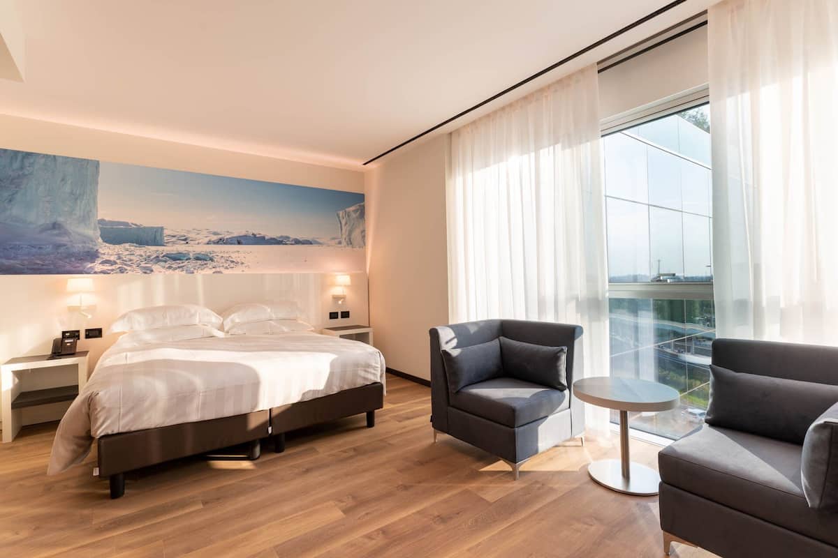 Down duvets, minibar, in-room safe, desk