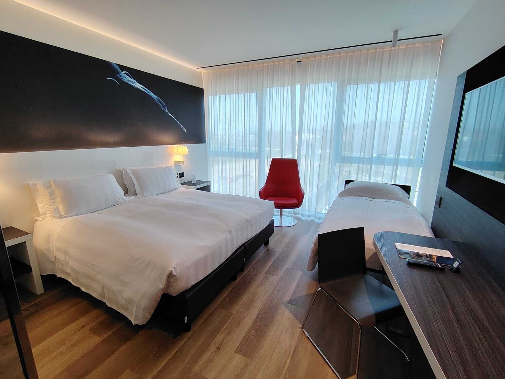 Tremannsrom – superior | Dundyner, minibar, safe på rommet og skrivebord