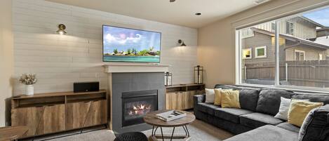 TV connectée, cheminée, table de tennis de table