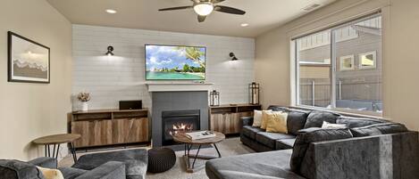 Smart TV, fireplace, ping pong