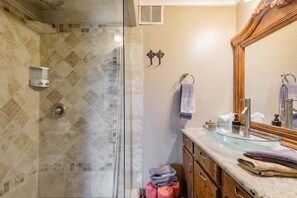 Douche, articles de toilette écologiques, sèche-cheveux