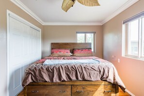 4 bedrooms, desk, iron/ironing board, free WiFi