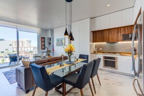 Een koelkast, een magnetron, een oven, een kookplaat