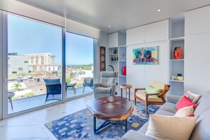 Een televisie en een stereo